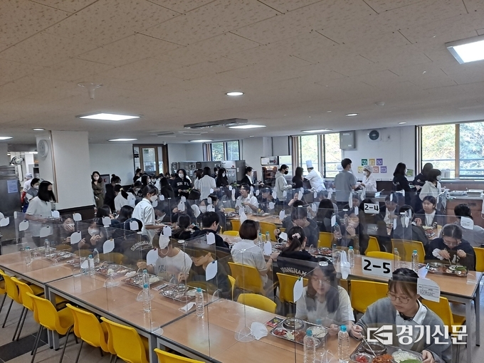  카페테리아 급식을 시행하고 있는 성남외국어고등학교. (사진=박진석 기자)