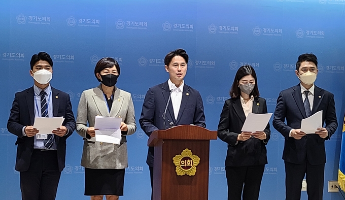 경기도의회 더불어민주당 대변인단이 6일 도의회 브리핑룸에서 기자회견을 하고 있다. (사진=허수빈 기자)
