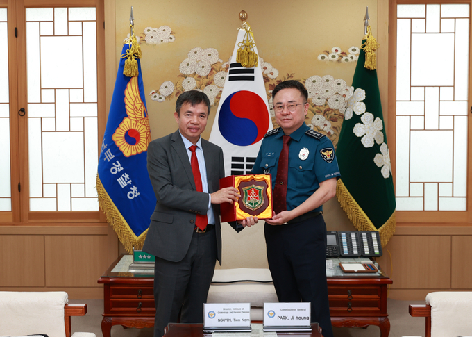 응웬 띠엔 남 베트남 형사과학원장(왼쪽)과 박지영 경기남부경찰청장이 6일 오전 경기남부청에서 기념 촬영을 하고 있다. (사진=경기남부경찰청 제공)