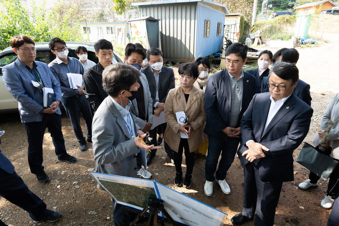 6일 서구 검단중앙공원 사업 예정지에서 인천시의회 도시계획·개발사업 행정사무조사 특별위원회 위원들이 설명을 듣고 있다. ( 사진 = 인천시 제공 )