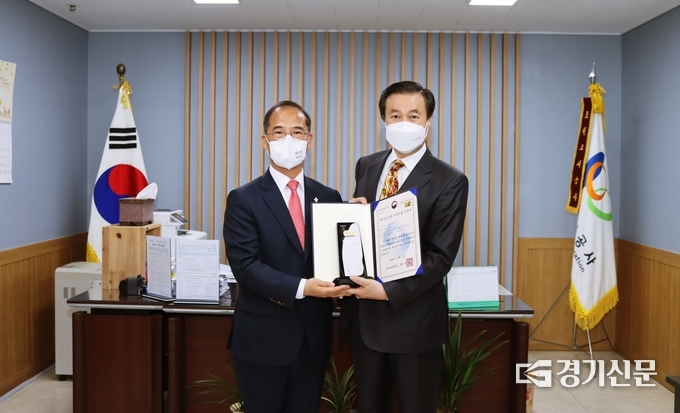 포천도시공사 이상록 사장(오른쪽)이 경기북부보훈지청장 한국성 지청장(왼쪽)으로부터 ‘제대군인 고용우수기업 인증서’를 수여 받았다. (사진=포천도시공사 제공)