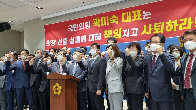 경기도의회 국민의힘 일부 의원들이 지난 8월 도의회 브리핑룸에서 기자회견을 열고 자당 대표의 사퇴를 촉구하고 있다. (사진=허수빈 기자)