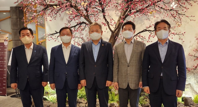  특례시협의회는 6일 실질적 권한 확보를 위해 이상민 행정안전부 장관과 면담을 진행했다. (사진=대한민국특례시시장협의회 제공)