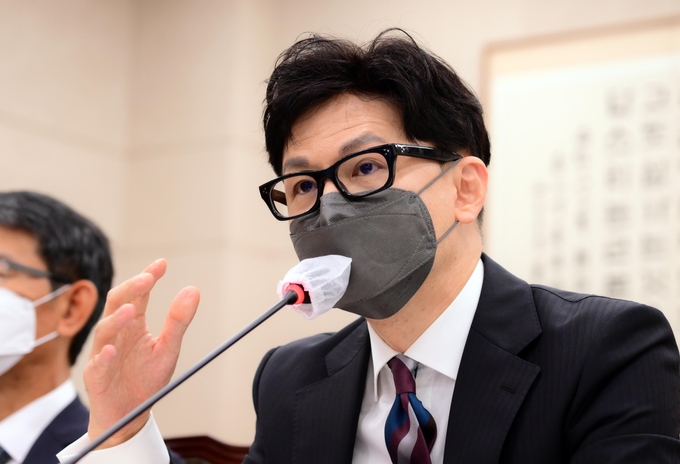  한동훈 법무부 장관이 6일 서울 여의도 국회 법제사법위원회에서 열린 법무부·대한법률구조공단·한국법무보호복지공단 등에 대한 국정감사에서 의원 질의에 답변하고 있다. (사진=국회사진기자단/연합뉴스)