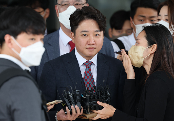 이준석 전 국민의힘 대표가 28일 서울 양천구 서울남부지방법원에서 열린 국민의힘 당헌 효력 정지 가처분 심문을 마친 뒤 법원을 나서며 취재진 질문에 답하고 있다. (사진=연합뉴스 제공)