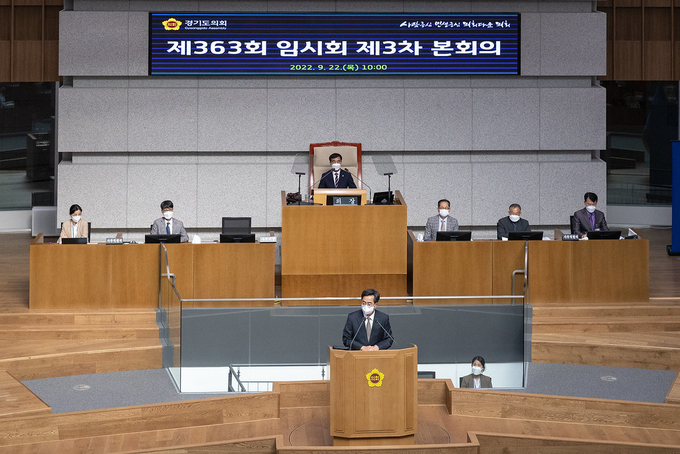 지난달 22일 김동연 경기도지사가 경기도의회 본회의장에서 열린 경기도의회 제363회 임시회 제3차 본회의에서 도정 질문(일괄질문)에 답변을 하고 있다. (사진=경기도 제공)