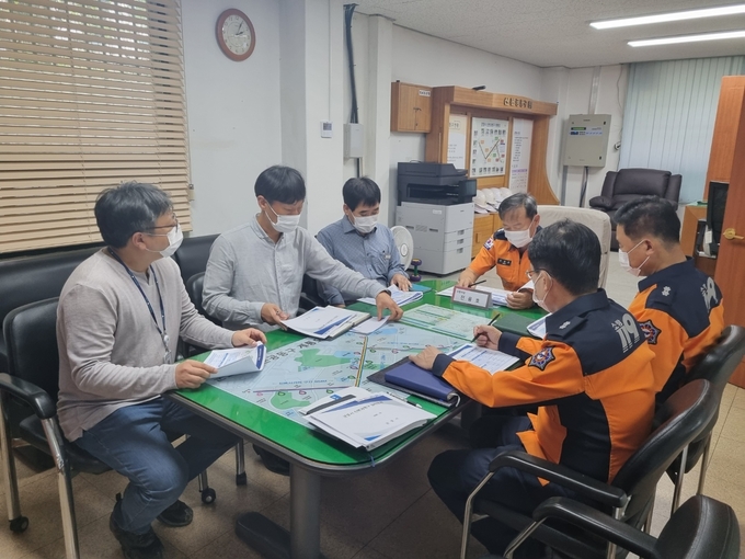 군포소방서는 지난 6일 현장에서 문제점과 해답을 찾아 소방안전정책에 반영하고자 군포시 산본 지하공동구에서 안전컨설팅을 실시 했다.(사진=군포소방서 제공)