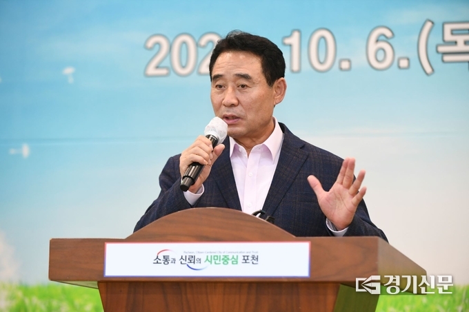 백영현 포천시장이 표창 수상자들에게 축하의 말을 하고 있다. (사진=포천시 제공)