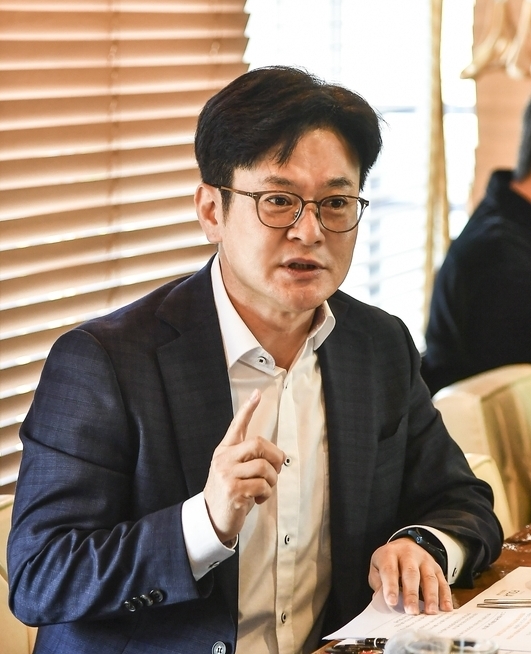 취임 100일을 맞는 김병수 시장이 지역언론인과의 간담회에서 비전을 설명하고 있다. (사진= 천용남기자)