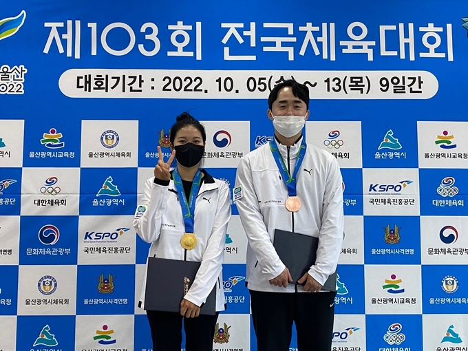 7일 대구국제사격장에서 열린 제103회 전국체육대회 사격 여자일반부 공기소총에서 우승을 차지한 박선민(왼쪽)과 남일반 속사권총 개인전 3위 김서준(이상 경기도청)이 기념사진을 찍고 있다. (사진=경기도청 사격팀 제공)