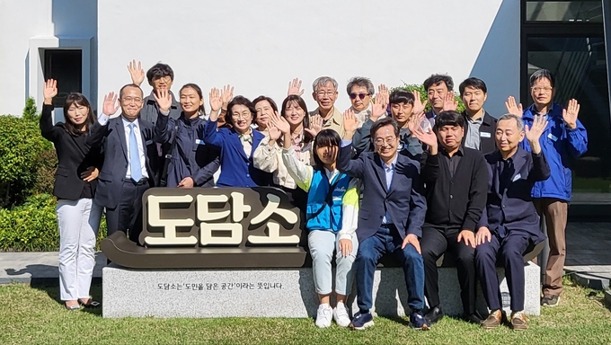 김동연 경기도지사가 8일 오전 옛 도지사 공관 ‘도담소(도민과의 소통을 최우선으로 한다+도민을 담은 공간이라는 뜻)’에서 취임 100일을 맞아 ‘공관 현판식 및 맞손동행’ 행사를 열고 기회수도 경기도를 만들겠다는 의지를 거듭 다졌다. (사진=김혜진 기자)