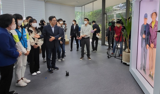 김동연 지사는 이날 경기북부 접경 지역인 파주 해마루촌 주민들과 20여 분간 온라인 실시간 화상 중계를 통해 대화를 나눴다. (사진=김혜진 기자)