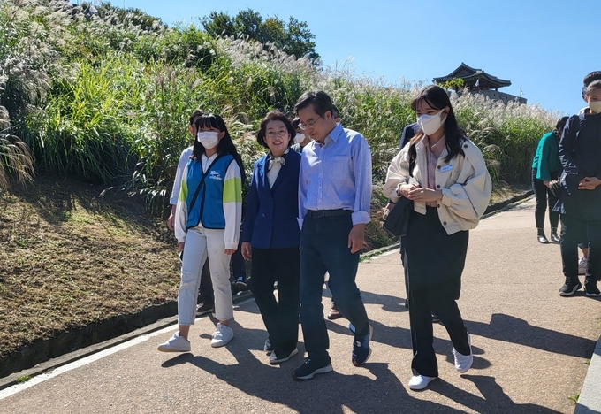 김동연 경기도지사가 8일 오전 옛 도지사 공관 ‘도담소(도민과의 소통을 최우선으로 한다+도민을 담은 공간이라는 뜻)’에서 취임 100일을 맞아 ‘공관 현판식 및 맞손동행’ 행사를 열고 기회수도 경기도를 만들겠다는 의지를 거듭 다졌다. (사진=김혜진 기자)