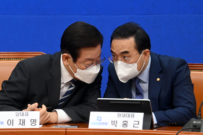 더불어민주당 이재명 대표와 박홍근 원내대표가 7일 국회에서 열린 최고위원회의에서 대화를 나누고 있다. (사진=국회사진기자단/연합뉴스)