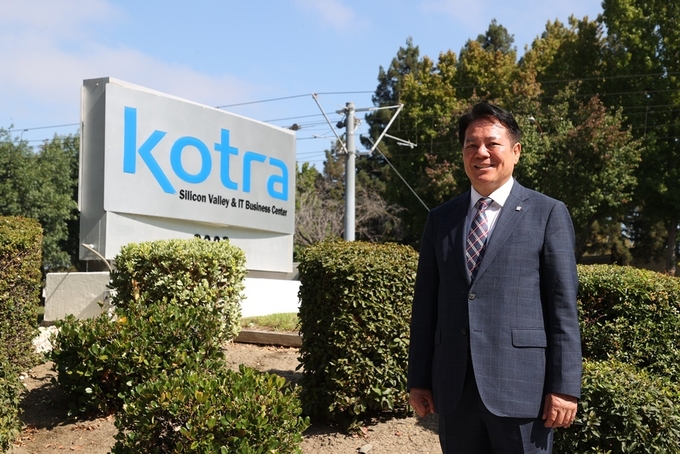 미국 출장 중인 최대호 시장이 KOTRA 실리콘밸리 무역관 안내판을 배경으로 기념사진을 찍고 있다.(사진=안양시 제공)