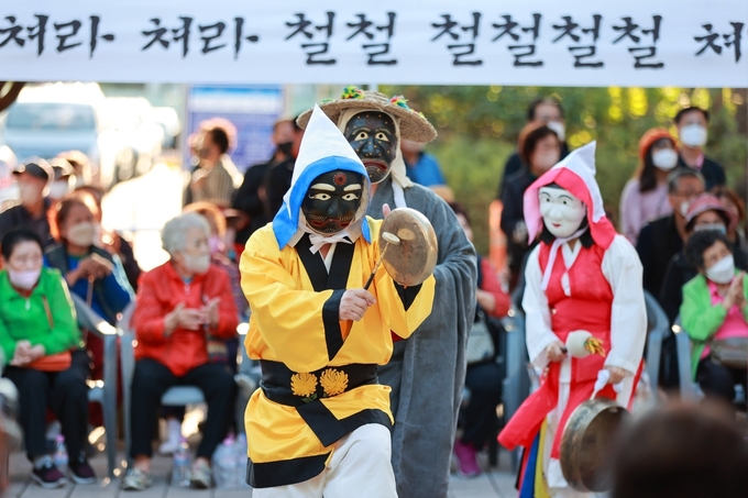 남양주시의 무형문화재 '퇴계원산대놀이'가 3년 만에 공연을 펼치고 있다.(사진=남양주시 제공)