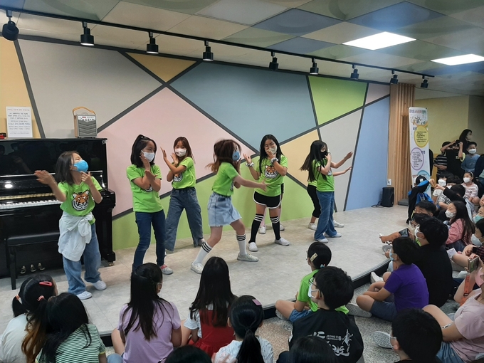  김포신풍초등학교 학생들이 ‘등굣길 음악회’에서 공연을 진행하고 있다. (사진=김포신풍초등학교 제공)