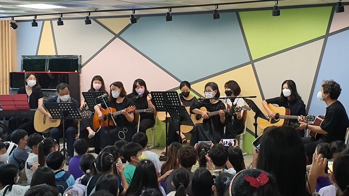  김포신풍초등학교 교사 밴드부가 S.P.<Busking-Space>에서 공연하고 있다. (사진=김포신풍초등학교 제공)