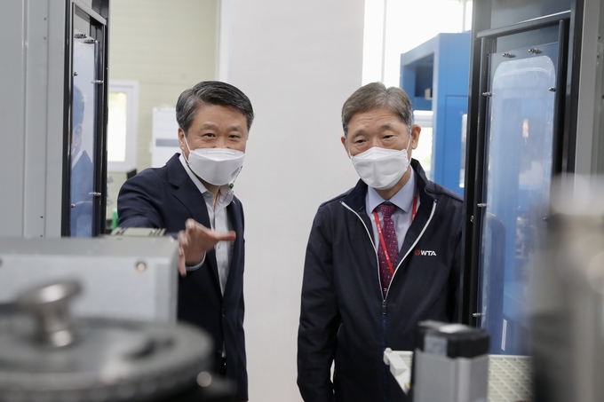 김학도 중진공 이사장, 제조 자동화 장비 혁신기업 윈텍오토메이션 현장 방문 사진. (사진=중소벤처기업진흥공단 제공)