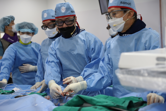 심장내과 의료진들이 심혈관 중재술 공개 시연을 진행중이다. (사진=분당 차병원 제공)