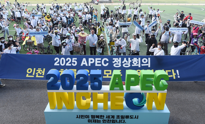 유정복 인천시장과 시민들이 지난 8일 송도달빛축제공원에서 열린 '2025 APEC 정상회의 인천 유치기원 2022 송도 슬로우 롤'에 참가해 기념촬영을 하고 있다. ( 사진 = 인천시 제공 )