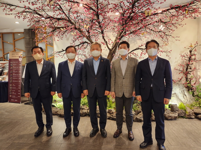 (왼쪽부터) 이재준 수원특례시장, 홍남표 창원특례시장, 이상민 행정안전부장관, 이상일 용인특례시장, 이동환 고양특례시장.(사진=고양시 제공)