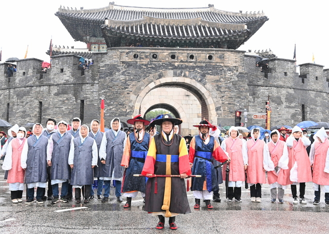  수원유수로 변신한 이재준 시장(가운데)이 장안문 앞에 서 있다. (사진=수원시 제공)