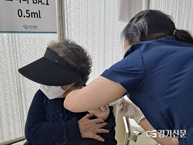  수원시의 한 병원에서 오미크론 변이에 대응하는 개량 백신을 접종하고 있다. (사진=박진석 기자)