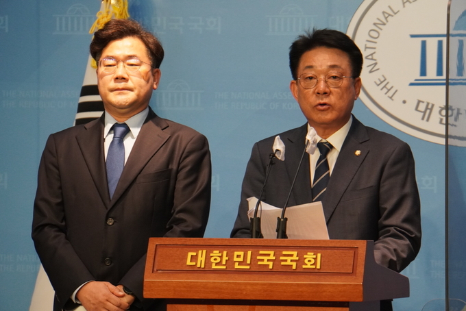 11일 오전 국회 소통관에서 더불어민주당 허종식·박찬대 국회의원이 현대로템의 인천·수원발 KTX 고속차량 입찰 관련 기자회견을 열고 있다. ( 사진 = 허종식 의원실 제공 )