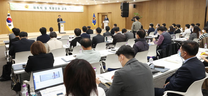 경기도의회가 11일 도의회에서 제4기 의정모니터 및 행정사무감사 사무보조자에 대한 공동 위촉식을 하고 있다. (사진=경기도의회 제공)