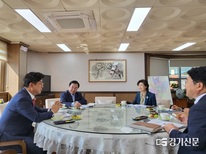 포천교육장실에서 경기도의원들과의 간담회가 열리고 있다. (사진=윤충식 경기도 의원 제공)
