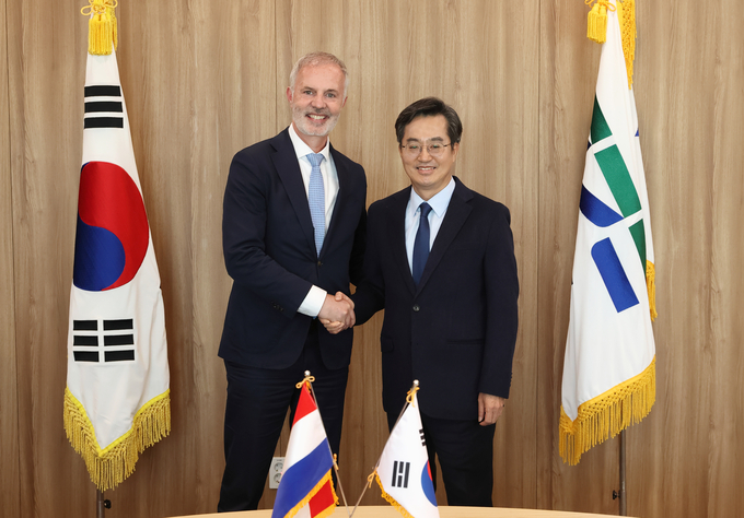 김동연 경기도지사는 11일 집무실에서 폴 베르하겐(Paul Verhagen) 에이에스엠 인터내셔널(ASMI) 재무총괄이사(CFO)와 면담을 진행했다. (사진=경기도 제공)