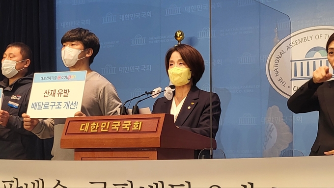 이은주 정의당 비상대책위원장이 11일 국회 소통관에서 '쿠팡3사 산재사고 다발 관련 대응 기자회견'을 열고 발언하고 있다. (사진=김한별 기자)