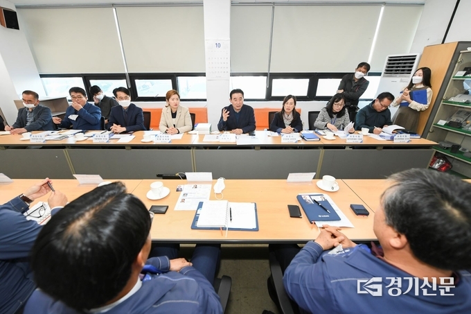 백영현 포천시장이 선단동 소재 ㈜일흥(대표 유용남·김상한)을 방문했다. 9사진=포천시 제공)