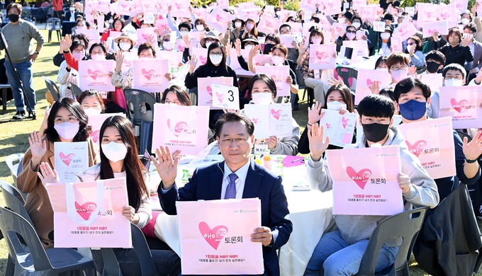 유정복 인천시장이 12일 오후 인천애뜰에서 열린 '제6회 애인(愛仁)토론회'에서 시민들과 1회용품 줄이기 캠페인을 하고 있다. ( 사진 = 인천시 제공 )