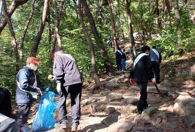 남양주시는 12일 등산객들이 많이 찾는 별내동 불암산의 산림보호와 정화를 위한 캠페인을 벌였다. (사진=남양주시 제공)