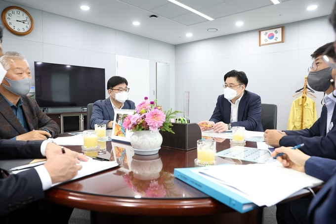 오병권 경기도 행정1부지사가 12일 행정안전부 주관 ‘안전대전환 집중안전점검 평가’ 인터뷰를 진행하고 있다. (사진=경기도 제공)