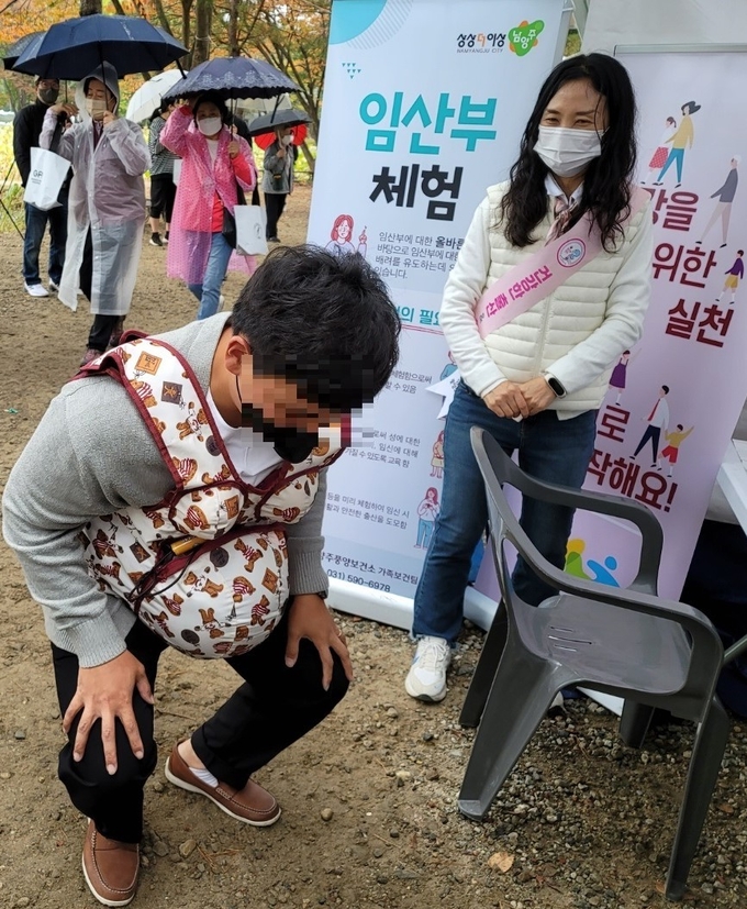 남양주풍양보건소는 임산부의 날을 맞이해 광릉숲 축제에서 임산부의 날 체험 행사를 실시했다다. 한 참여자가 임산부 체험복을 착용하고 있다. (사진=남양주시 제공)