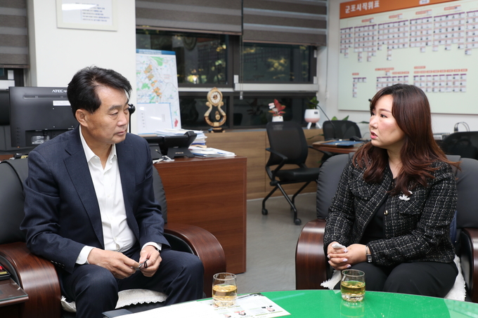지난 11일 하은호군포시장(왼쪽)이 미국 크락스빌시 한인회장과 환담을 나누고 있다.(사진=군포시 제공)