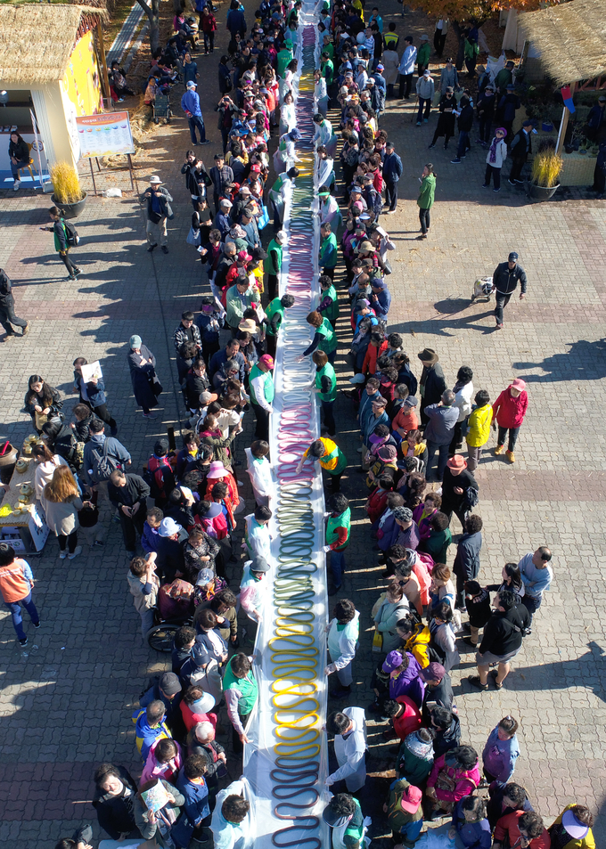 지난 2018년 무지개가래떡만들기 모습.(사진=이천시 제공).