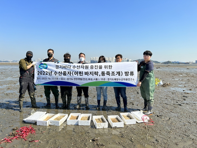 시흥시는 경기도해양수산연구소에서 배양한 바지락 종패 100만 마리와 동죽 종패 5만 마리를 오이도 연안 어장에 살포했다.(사진=시흥시 제공)