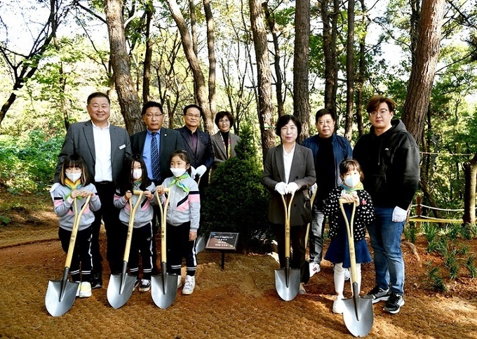 지난 12일 학령산유아숲체험원 조성 기념 행사에 참석한 김경일 시장(사진 왼쪽부터), 이성철 의회의장 등이 유아들과 함께 기념촬영을 하고 있다.(사진=파주시 제공)
