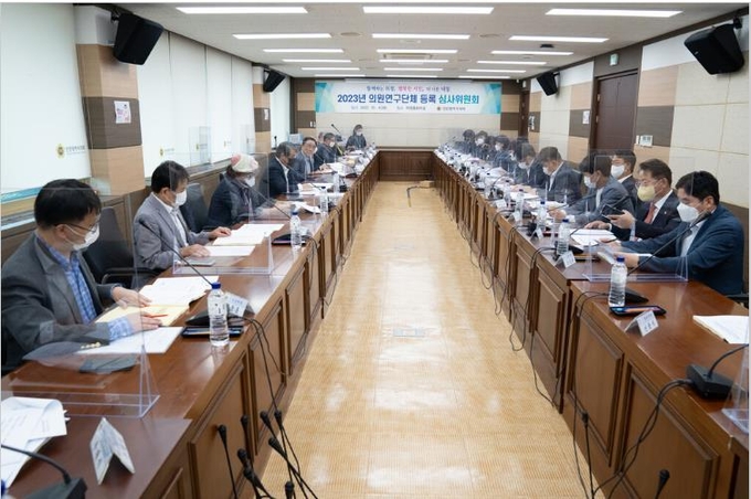 지난 4일 열린 인천시의회 의원연구단체 운영 심사위원회. ( 사진 = 인천시의회 제공 )