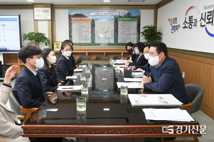백영현 포천시장이 집무실에서 갈월중학교 신문반 동아리 학생들과 인터뷰하고 있다. (사진=포천시 제공)