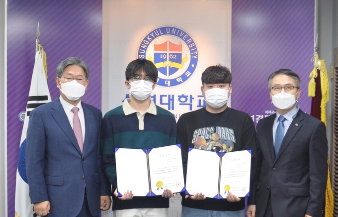 국민연금 경인본부 장학금 전달식. (오른쪽 첫번째. 신동관 국민연금공단 경인지역본부장). (사진=국민연금공단 경인지역본부 제공)