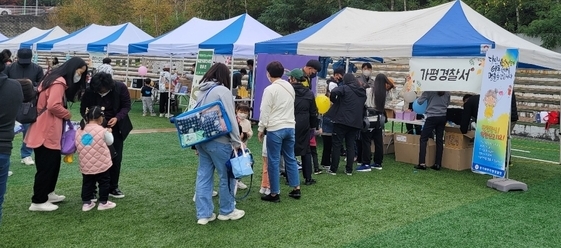 가평경찰서에서는 지난 13일 가평군어린이 집 연합회 한마음 잔치에서 홍보부스를 설치하고 아동학대 예방 홍보 및 실종예방을 위한 찾아가는 사전지문등록 활동을 실시했다. (사진=가평경찰서 제공)