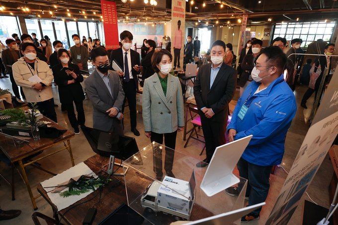 이영 중소벤처기업부 장관이 13일 오전 '2022 강한 소상공인 오디션'이 열리는 서울 강남구 신사동의 한 카페를 찾아 스타트업 기업·소상공인 등이 판매하는 제품을 살펴보고 있다. (사진=연합뉴스 제공)