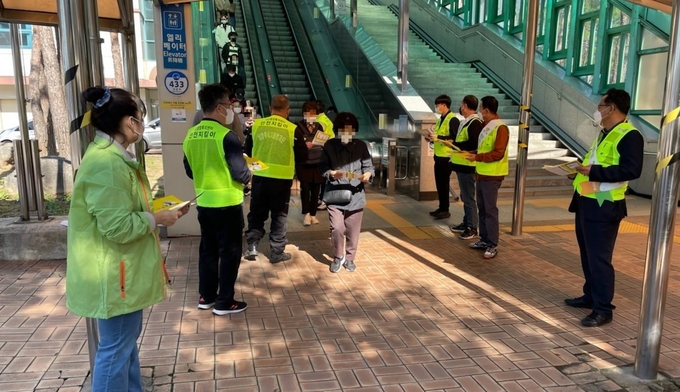 남양주시 다산행정복지센터와 지역안전지킴이,자율방재단원들이 12일 도농역에서 안전 홍보 캠페인을 벌이고 있다. (사진=남양주시 제공)