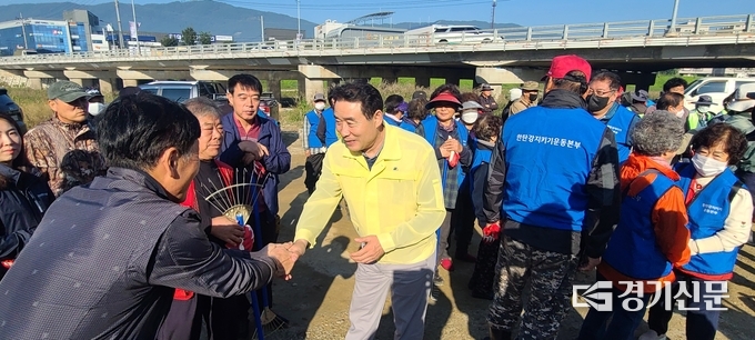 백영현 포천시장이 환경 단체 회원들이 모인 곳에서 일일이 손을 잡고 악수하고 있다. (사진=문석완 기자)