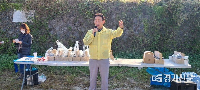 백영현 포천시장이 환경단체 회원들에게 격려 말씀을 하고 있다. (사진=문석완 기자)
